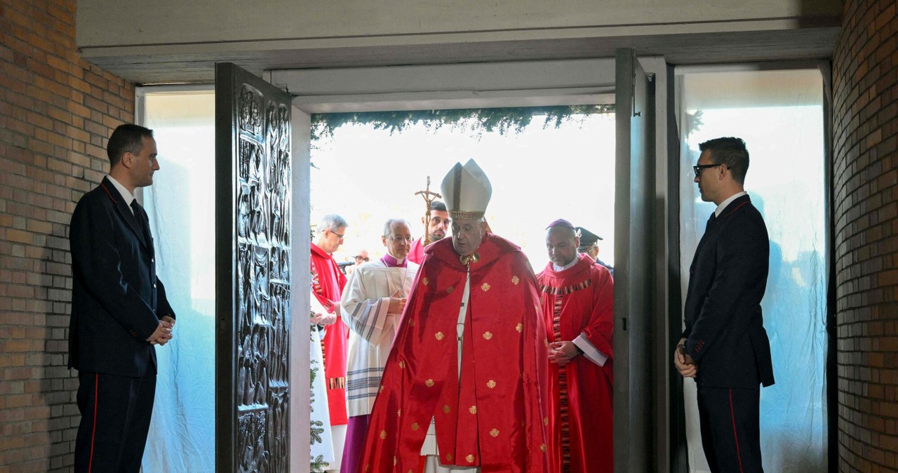 Papież otworzył Drzwi Święte w rzymskim więzieniu