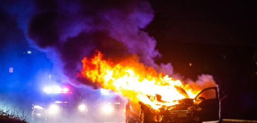 Mężczyzna wjechał w komisję poborową i podpalił samochód