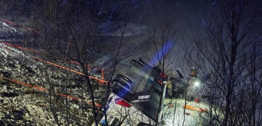 Autokar z turystami wpadł do jeziora. Akcja ratunkowa w śnieżycy