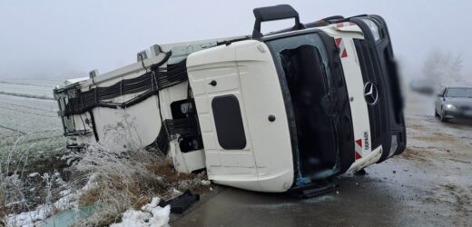 Śmieciarka przewróciła się na bok. 3 osoby w szpitalu