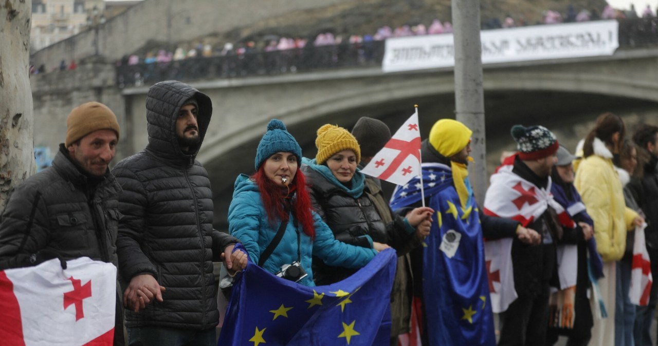 Tysiące Gruzinów wyszły na ulice. Powstał „łańcuch jedności” [ZDJĘCIA]