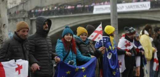 Tysiące Gruzinów wyszły na ulice. Stworzyli „łańcuch jedności” [ZDJĘCIA]