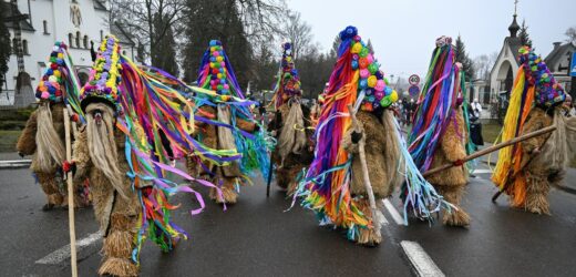 Lniane brody, kożuchy z barana i kwietne kapelusze. Brodacze żegnają stary rok