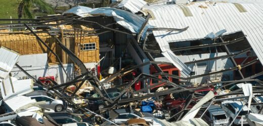 Ofiary śmiertelne, uszkodzone domy, poprzewracane auta. Seria tornad w USA