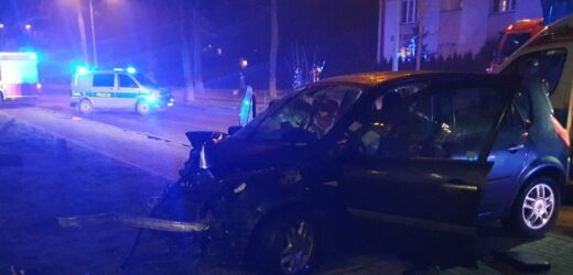Auto wjechało w schody prowadzące do komisariatu policji. Dwie osoby w szpitalu
