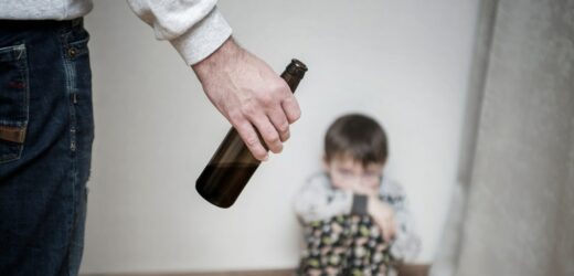 Dwójka małych dzieci pod opieką pijanych rodziców