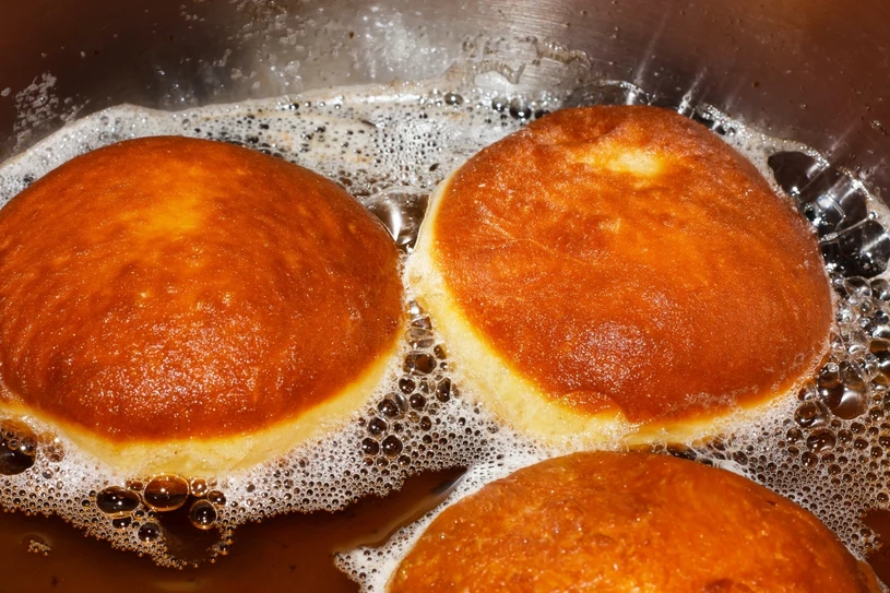 Miękkie, z idealnie chrupiącą skórką. Świetny przepis na domowe pączki z 1 kg mąki