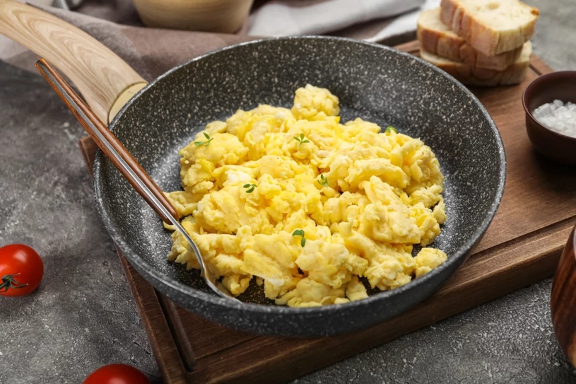 Wiele osób popełnia ten błąd przy smażeniu jajecznicy. Chodzi o tłuszcz