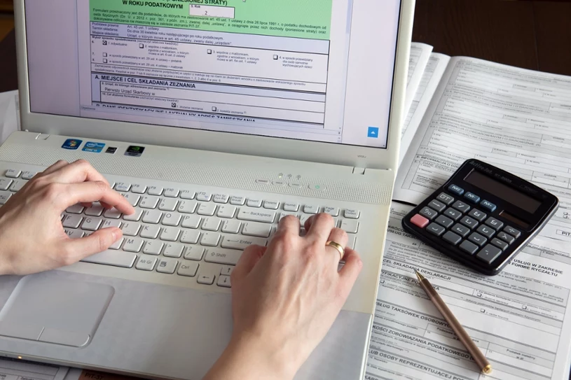 PIT nie dotarł na czas, a termin rozliczenia się zbliża. Co zrobić w przypadku braku deklaracji?