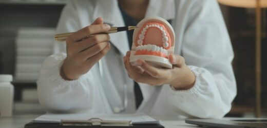 Dentysta w śnie. Lepiej umów się na wizytę kontrolną do lekarza