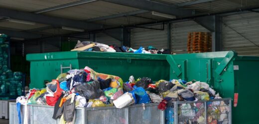 Starych ubrań już nie wyrzucisz do śmieci. Nowe zasady segregacji w 2025 roku