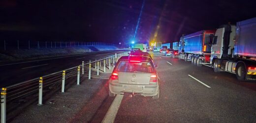 Ciężarówka uderzyła w bariery. Autostrada A1 zablokowana