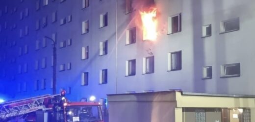 4 osoby w szpitalu po pożarze w bloku w Jaworznie