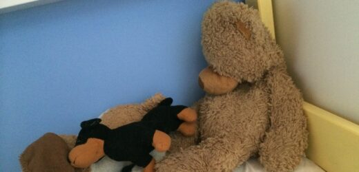 Weszła do skrzyni łóżka. Życia 15-miesięcznej dziewczynki nie udało się uratować