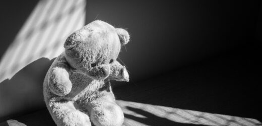 ​Policja zatrzymała rodziców 4-latka. Sińce na ciele dziecka