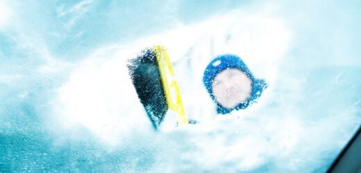 Bryła lodu spadła na osobówkę. Ranna kobieta