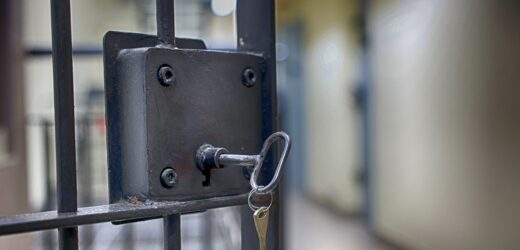 Pijany policjant wypuścił osadzonych z aresztu, żeby powitali Nowy Rok