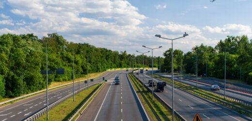 Ryzykował życiem. Pieszy na pasie awaryjnym S8