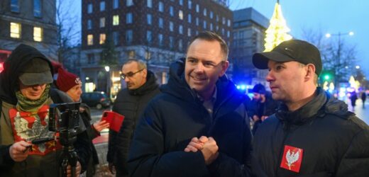 ​Tusk ostro o Nawrockim: Demonstrował z grupą działaczy pod hasłem Polexit