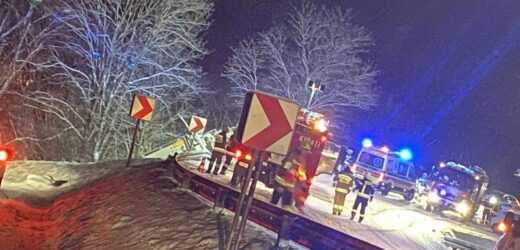 Tir wypadł z drogi i zawisł na skarpie. Fatalne warunki na Podkarpaciu