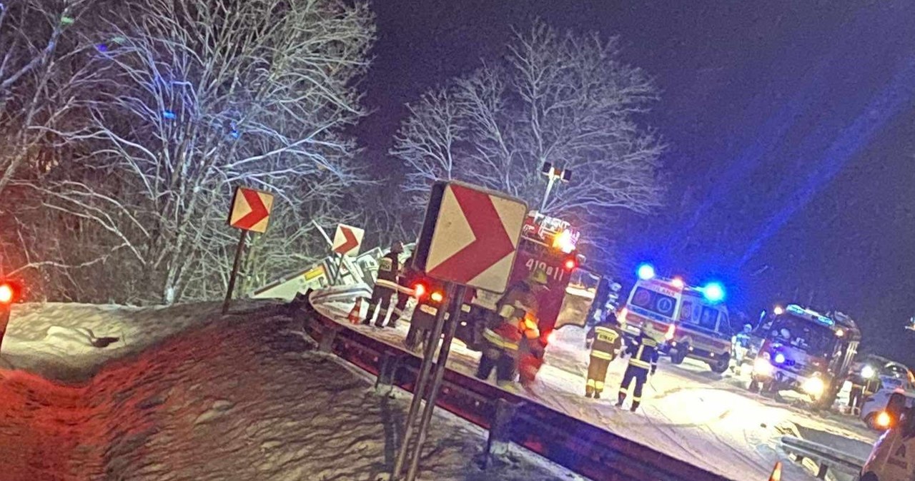 Tir wypadł z drogi i zawisł na skarpie. Fatalne warunki na Podkarpaciu