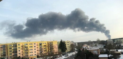 Ogromny słup dymu nad Bydgoszczą. Pożar hali produkcyjnej