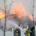 Ogromny słup dymu nad Bydgoszczą. Pożar hali produkcyjnej [ZDJĘCIA]