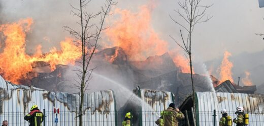 Ogromny słup dymu nad Bydgoszczą. Pożar hali produkcyjnej [ZDJĘCIA]