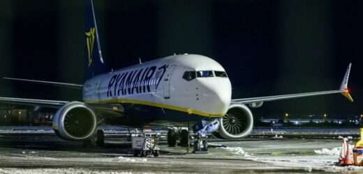Oblodzone samoloty, marznący deszcz. Kłopoty na lotnisku w Gdańsku