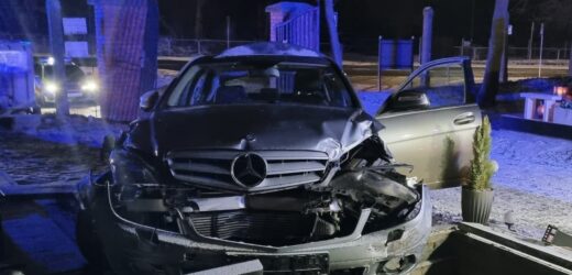 Staranował bramę i wjechał w nagrobki. Nocny „wyczyn” kierowcy mercedesa