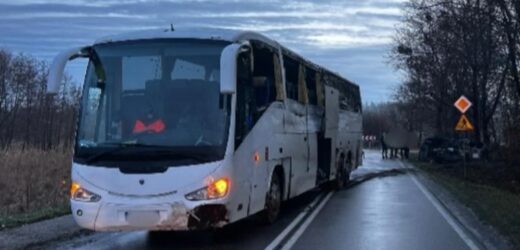 Autokar wypadł z drogi i uderzył w osobówkę. Przewoził kilkanaście osób