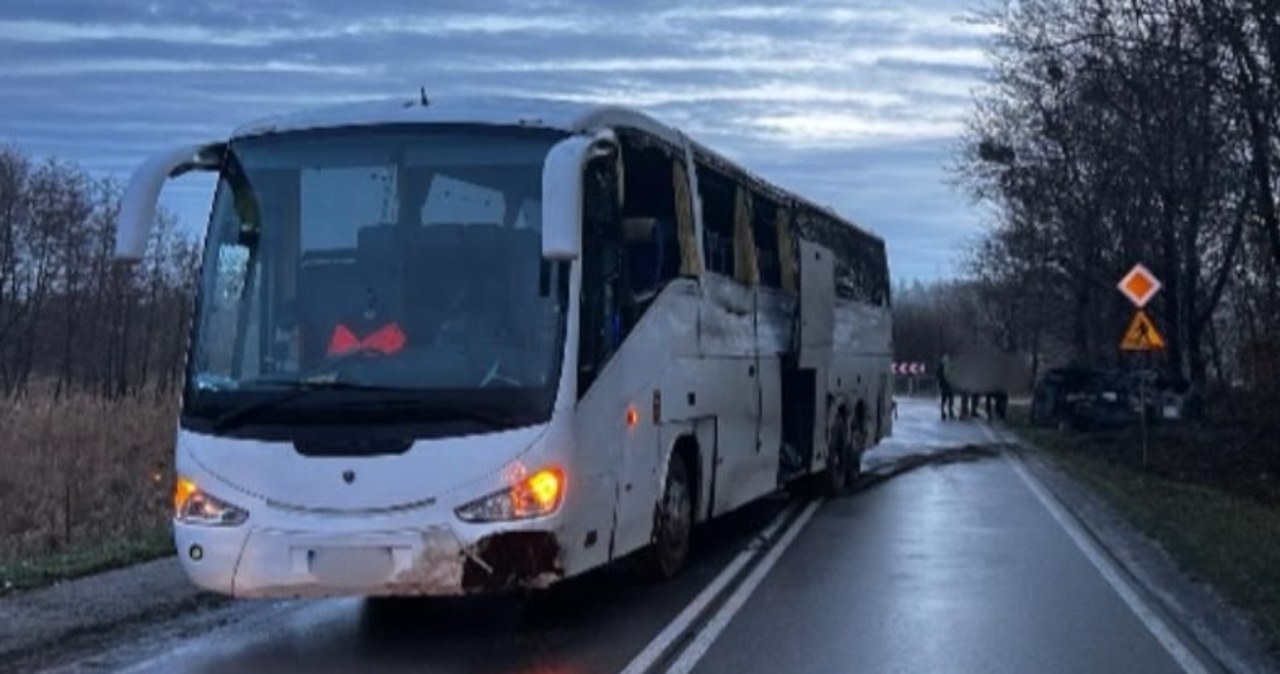 Autokar wypadł z drogi i uderzył w osobówkę. Przewoził kilkanaście osób