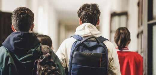 Groźny incydent przed wrocławską szkołą. Zamaskowany mężczyzna groził uczniom