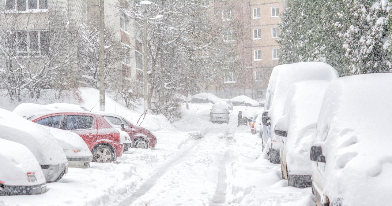 Intensywne opady śniegu i mróz. Mocne uderzenie zimy w ten weekend