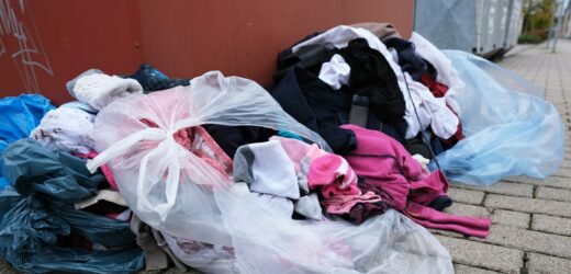 Gdzie wyrzucić tekstylia w Warszawie? Specjalnych kontenerów nie będzie