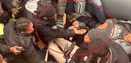 Przyszła na świat na przepełnionej łodzi. Jej zdjęcie jest hitem internetu