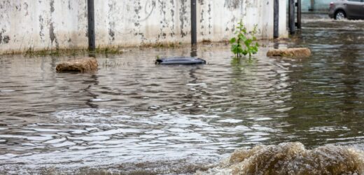 Awaria w Warszawie. Woda zalała drogę