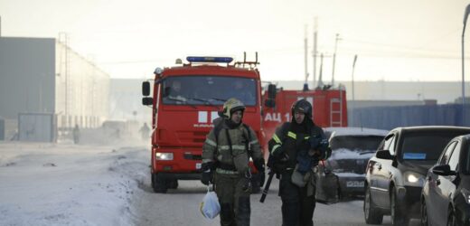 Wybuch i kłęby dymu nad miastem. Pożar fabryki koło Petersburga