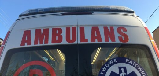 Poważny wypadek z udziałem karetki. Trzy osoby trafiły do szpitala