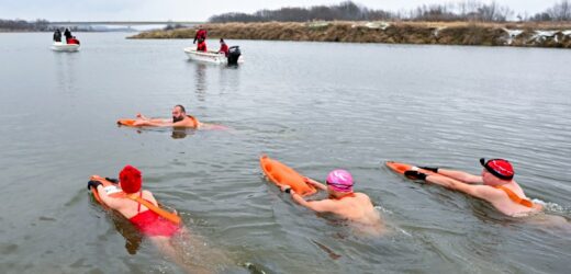 Śmiałkowie pokonali Wisłę wpław. „Woda cieplutka”