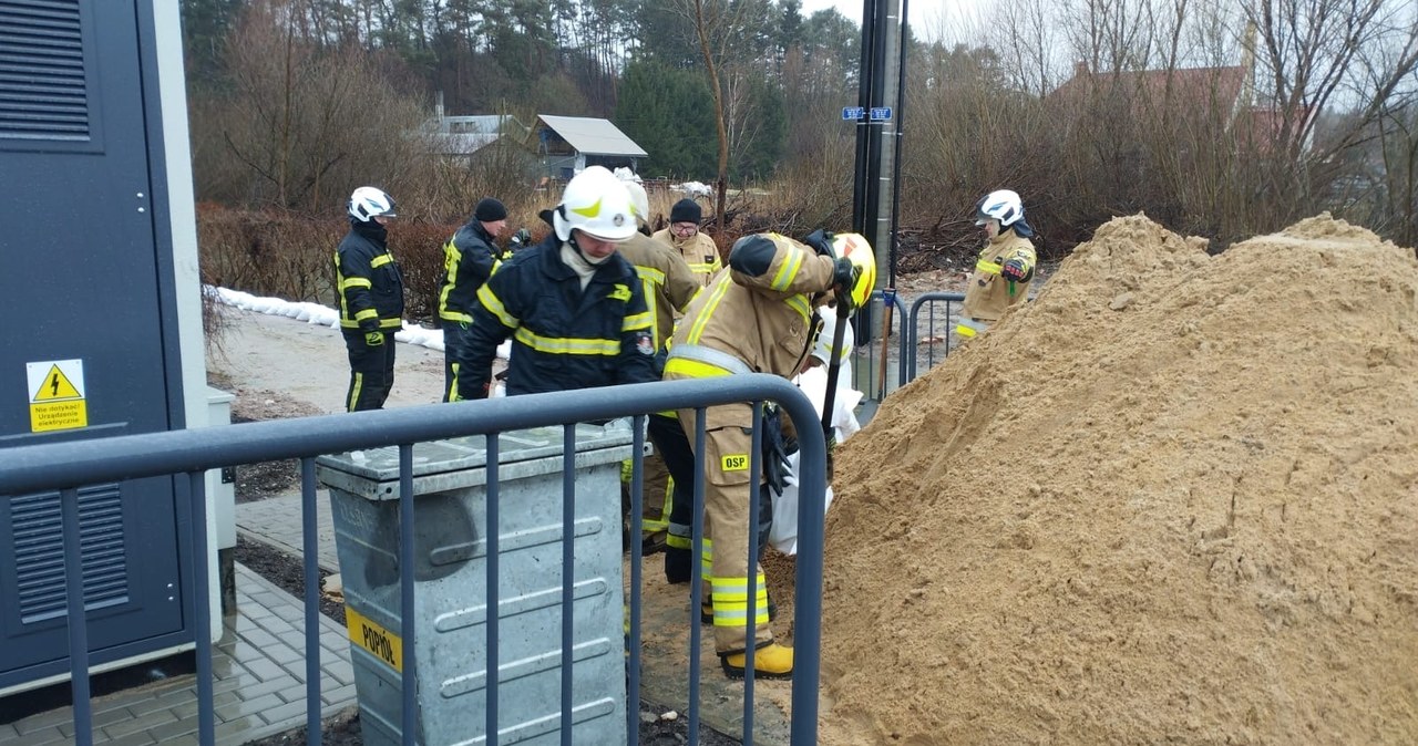 Cofka powodziowa w Elblągu. Strażacy zabezpieczają miasto