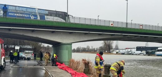 ​Cofka na północy Polski. Woda zalewa ulice, przesiąka przez wały