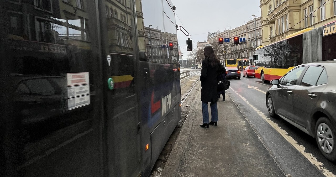 Najwęższy przystanek we Wrocławiu niedługo będzie już tylko złym wspomnieniem