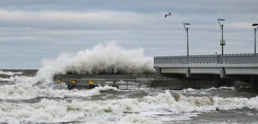 Straty po weekendowej cofce i sztormie na Bałtyku