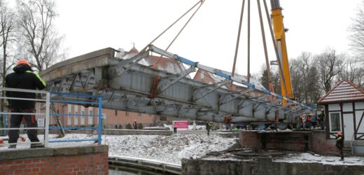 Podnieśli most, a potem przewieźli go na ląd. Niezwykła operacja w Giżycku
