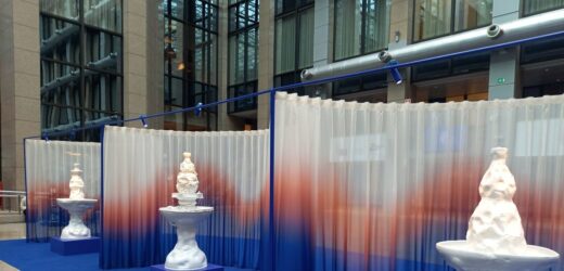 Zaskakująca wystawa na otwarcie polskiej prezydencji. To zasłona dymna?