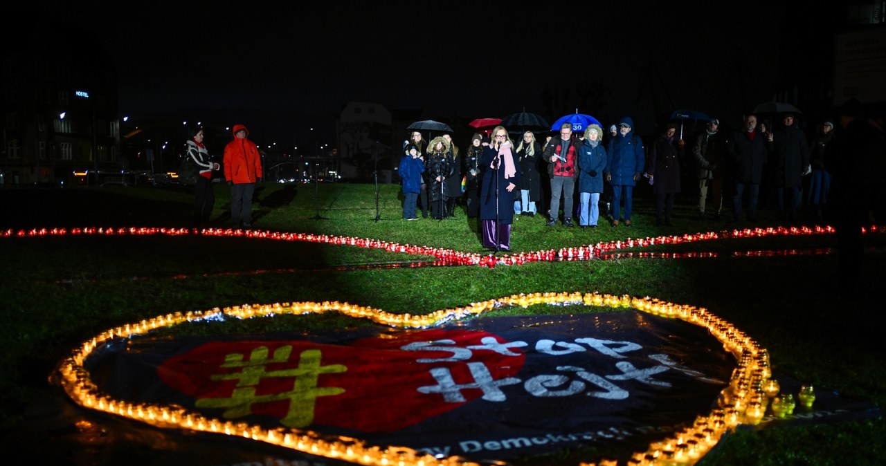 ​Serce ze świec dla Pawła Adamowicza. Mija 6 lat od śmierci prezydenta Gdańska