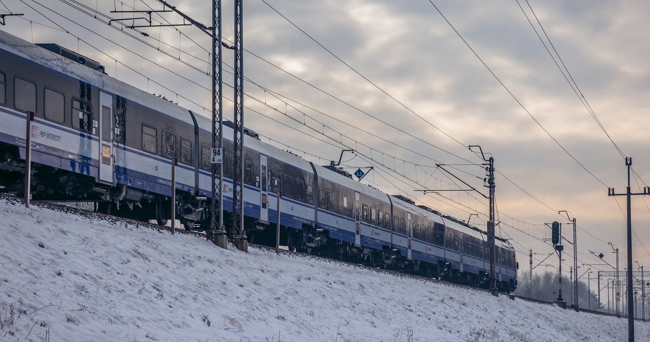 Kłopoty na kolei. Gołoledź komplikuje podróże pociągami