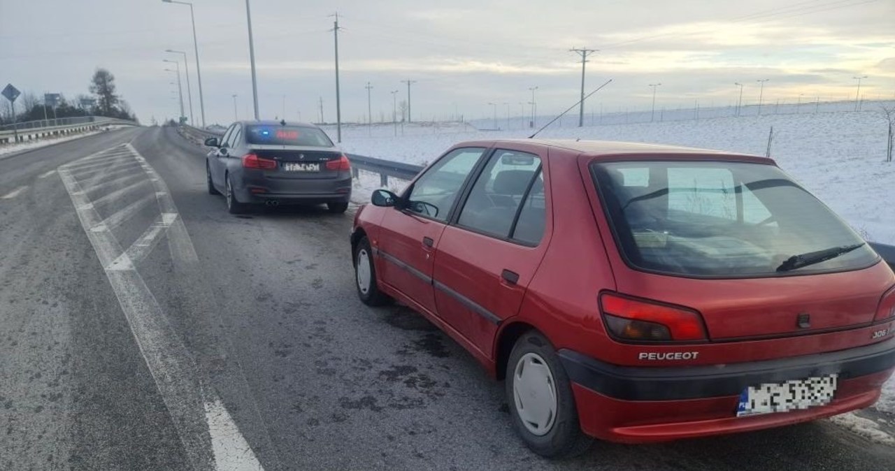 88-latek jechał pod prąd drogą ekspresową. Obok siedziała 90-letnia żona