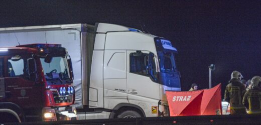 Śmiertelny wypadek w Karczowie. Auto zderzyło się z ciężarówką [ZDJĘCIA]